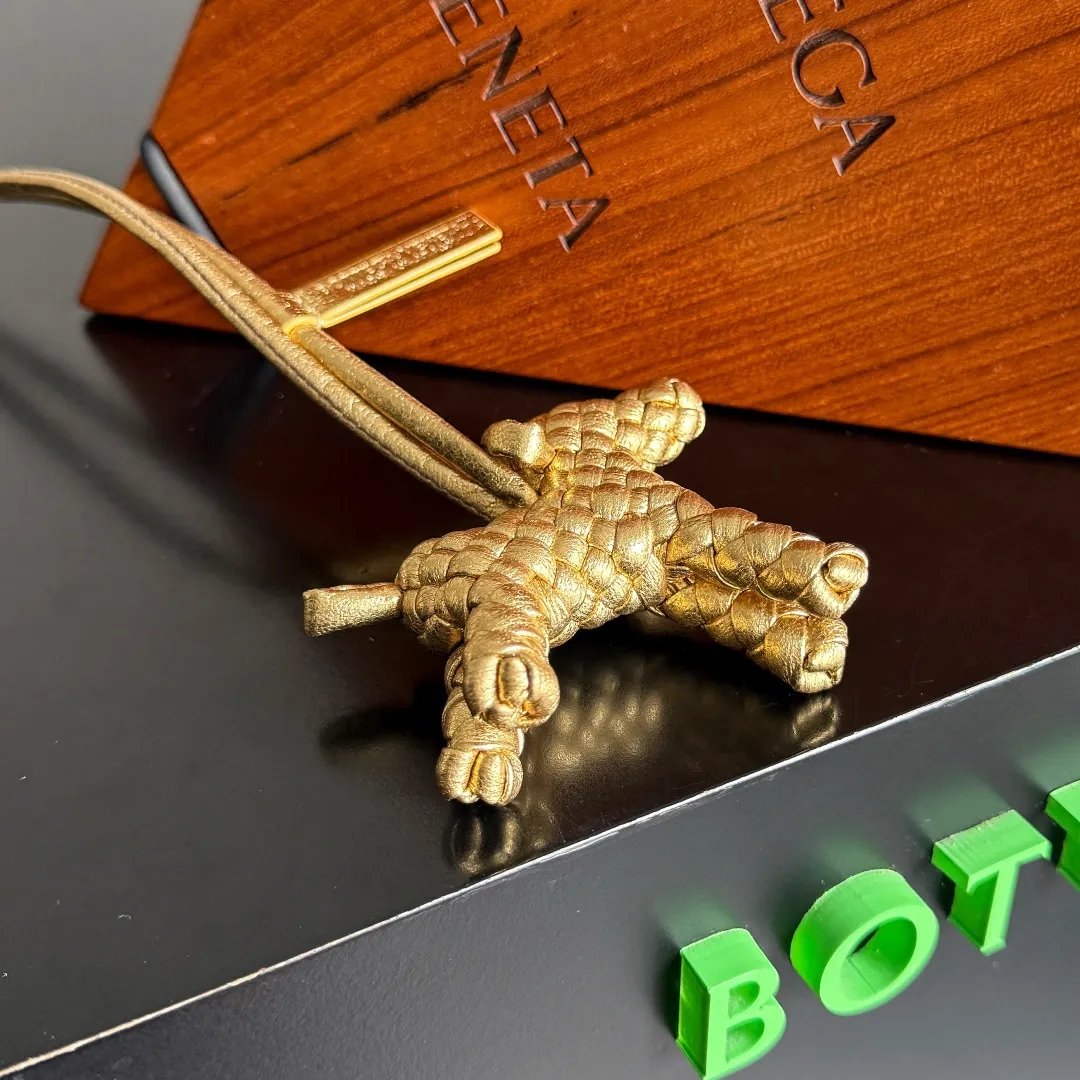Batch 540 BOTTEGA VENETA2025 new puppy-shaped pendant braided puppy is now online😎The leather braided puppy-shaped pendant can be hung on any handbag, and it is as cute, delicate and colorful as it matches with a bag. Cute and cute, it will touch your heart at any time. It can be hung on bags or keychains. Who can resist such a cute puppy💓 Style number: 807068